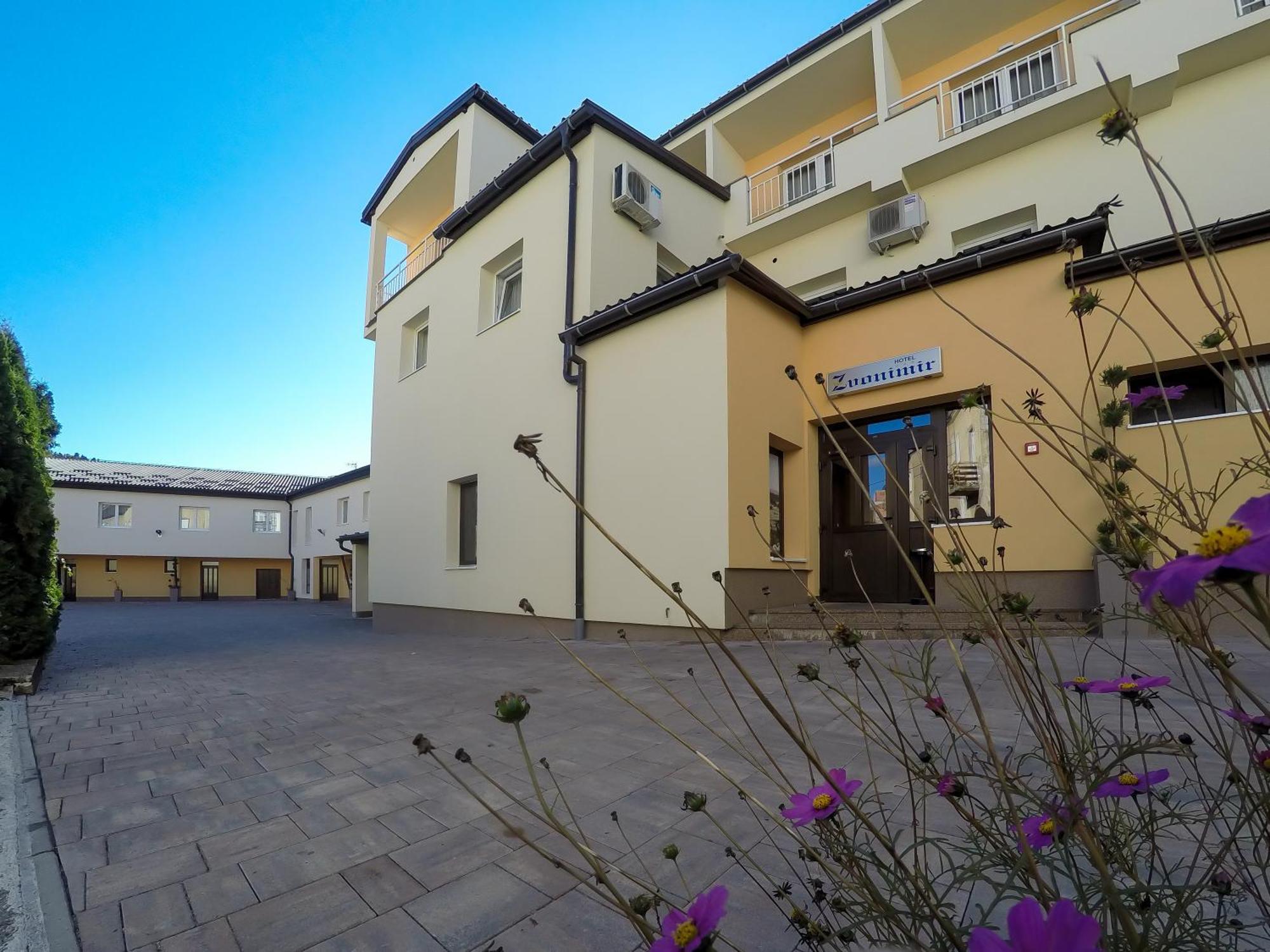 Hotel Zvonimir Otočac Εξωτερικό φωτογραφία